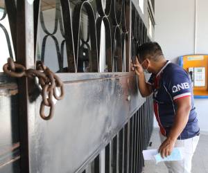 Los portones de acceso a la farmacia y ventanillas de citas del IHSS del barrio La Granja, amanecieron cerrados.