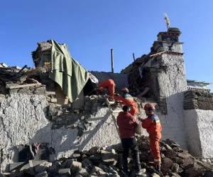 Rescatistas trabajan en una zona afectada por el terremoto en el municipio de Changsuo de Dingri en Xigaze.