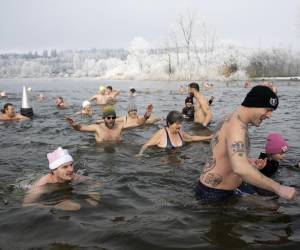 Valentía en aguas heladas. Nadadores desafían temperaturas de 4°C en el tradicional baño de fin de año en el lago Moossee, Suiza.