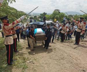 Compañeros y otros elementos policiales asistieron al sepelio de Daner Johan Rivas, quien murió abatido en un enfrentamiento con pandilleros.