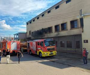 Vecinos y comerciantes cercanos han evacuado el área como medida de prevención.