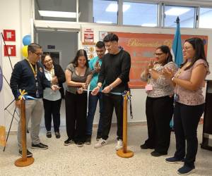 El rector de la UNAH, Odir Fernández, junto a la decana de Ciencias Sociales, Carmen Julia Fajardo, entre otros, participaron en el corte de la cinta para inaugurar la Cámara Gesell, ubicada en el edificio H1 de Ciudad Universitaria.