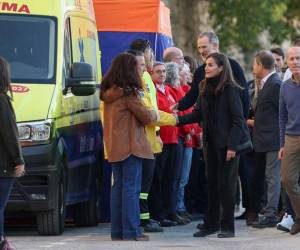 Esta vez el recibimiento fue distinto para los reyes, entre vivas y aplausos de los vecinos, recorrieron la tarde de este martes la zona de Utiel, el primer pueblo afectado por la DANA.