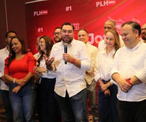 El precandidato liberal brindó una conferencia de prensa luego de haber votado.