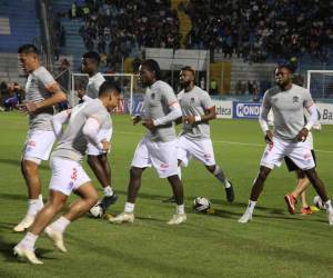 Jugadores del Olimpia realizan trabajos de calentamiento para la final ante Motagua.