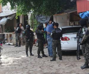 Agentes en cada esquina y todos siendo revisados, así amaneció el sector de La Laguna tras el enfrentamiento que se registró la noche del miércoles 20 de noviembre en el que murió un policía militar.