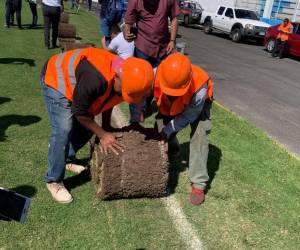 El césped híbrido es un poco más que tejer el plástico con la hierba, pues varias máquinas se encargan de enterrar millones de fibras plásticas en el campo de juego.