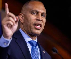 Hakeem Jeffries, de 54 años y representante por Nueva York, se mantendrá como líder de la minoría demócrata.