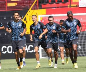 Los jugadores de Olimpia hicieron trabajos de entrenamiento en la cancha del Estadio Alejandro Morera Soto.