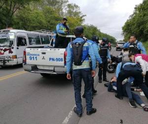 Tras el fuerte choque, los heridos fueron trasladados en patrullas policiales con rumbo al Hospital Escuela ante la emergencia.