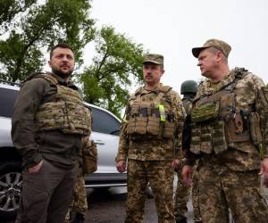 El líder ucraniano vestido con un atuendo militar de color caqui y un chaleco antibalas, inspeccionó la destrucción en Járkov así como vehículos inutilizados al borde de la carretera