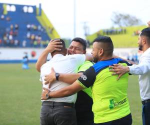 El presidente Samuel García, se le vio muy conmovido con la clasificación de Potros FC a la final del Clausura 2023. Aquí abranzo al técnico Humberto Rivera.