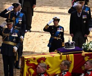 Los miembros de la familia real, los cuatro hijos de Isabel II y luego los príncipes Guillermo y Enrique, caminarán detrás del féretro hasta la puerta oeste del templo Westminster.