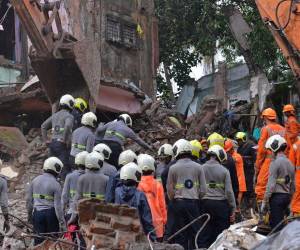 Los equipos de rescate buscan cadáveres entre los escombros de un edificio derrumbado en Mumbai el 28 de junio de 2022.