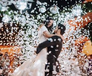 Tras dos años de relación, Lucía y Vladimir se prometieron una vida juntos ante su familia y amigos en una ceremonia celebrada en Antigua, Guatemala.