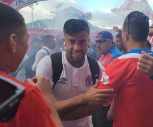 Los jugadores del Olimpia fueron bien recibidos por la afición del equipo blanco.