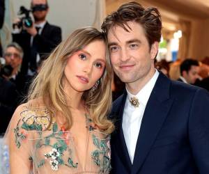 Robert Pattinson y Suki Waterhouse son tendencia en redes sociales, pues este día trascendió que se casaron en secreto, tras un año de compromiso matrimonial y seis de amor. ¿Cuándo y dónde se casaron? A continuación los detalles.