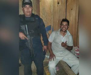 El joven José Carlos Ruíz posó muy alegre con los agentes de la Policía Nacional luego de ser rescatado este día.