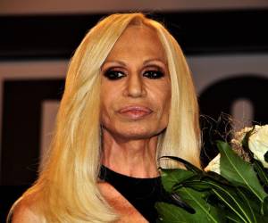 La diseñadora de modas Donatella Versace presumió un nuevo look que utilizó para la gala benéfica de Elton John, por el estreno de “El diablo viste de Prada: el musical” en Londres, que se realizó durante el fin de semana.