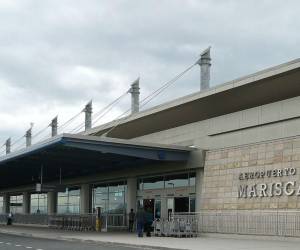 La Policía señaló que en el exterior del aeropuerto internacional Mariscal Sucre, de Quito, “se identificó un vehículo blindado que pretendería transportar a estas dos personas y al dinero”.