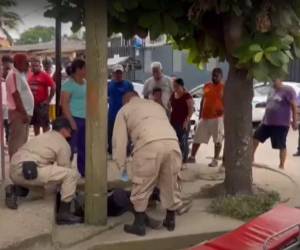 Los socorristas llegaron hasta el lugar para trasladar al hombre gravemente herido hacía un hospital.