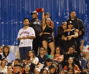 Diferentes generaciones se dieron cita en el Estadio “Chelato Uclés” en Tegucigalpa con un mismo fin: cantar y bailar las canciones de Daddy Yankee, considerado el rey del reguetón. Ramón Ayala, como en realidad se llama el artista, visitó este jueves la capital hondureña como parte de su gira “La última vuelta world tour”. Aquí las imágenes del ambiente que se vive en el coloso.