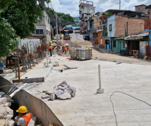 Los equipos trabajan en el desencofrado de la caja #3, mientras que se conectan los canales con las diferentes cajas.