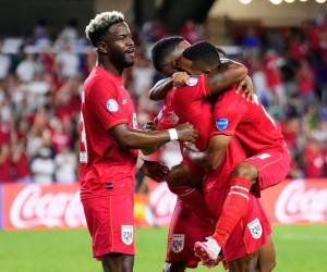 Panamá hizo historia venciendo 3-1 para clasificar a los cuartos de final de Copa América mientras Estados Unidos cayó ante Uruguay.