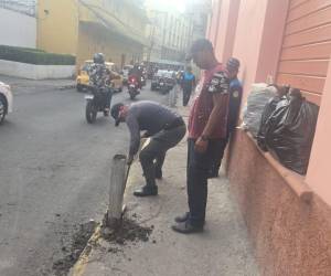 Comerciantes en Tegucigalpa han colocado tubos en las aceras sin permiso, lo que impide el paso peatonal.