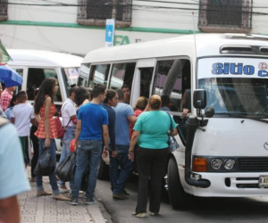 El transporte es un caos; mientras unos piensan en bonos y pago de extorsión, el usuario solo deberá acoplarse a lo que se elija.