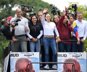 Machado acompañado de varios dirigentes de la Plataforma Unitaria Democrática (PUD), pero sin la compañia de Edmundo González.