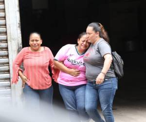 Totalmente desconsolada llegó la madre del menor de 13 años que fue asesinado dentro del Centro de Internamiento “Nueva Jalteva” hasta la morgue capitalina para retirar sus restos. Estas son las imágenes del duro momento.