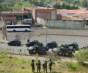 Este domingo, militares y policías en Ecuador retomaron el control de varias cárceles tras la liberación de más de 100 funcionarios y guardias penitenciarios que fueron tomados como rehenes por bandas que ejercen control en las prisiones.