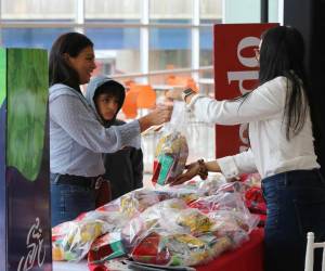 Los padres de familia se han avocado con sus hijos para recoger los implementos de la carrera.