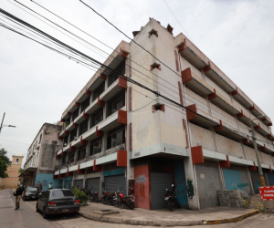 En el centro de la capital se puede encontrar hasta una cuadra completa de edificios no ocupados por sus dueños.