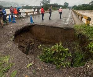 El paso por el puente Chiripa en Tocoa, Colón, fue cerrado debido a los daños causados por la tormenta Sara.