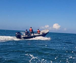 Agentes de la Fuerza Naval recorren el mar en búsqueda de pistas.