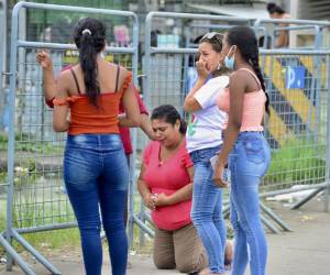 Mujeres lloran afuera del penal Guayas 1 tras enfrentamientos entre reos en Guayaquil, Ecuador, el 23 de julio de 2023. Ecuador, escenario de sangrientas masacres carcelarias.