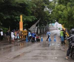 Elementos de la Policía Nacional cerraron el paso del puente que sirve de entrada al municipio de Choluteca.