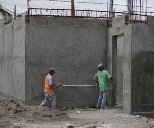 Solo tres trabajadores realizan labores de construcción en el búnker. Toda la parte superior de la estructura está sin empezar.