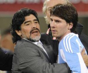 Imagen de archivo de Diego Maradona abrazando a Messi cuando aún era muy joven.