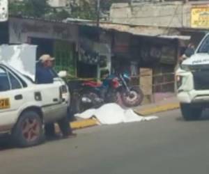 El cadáver del malogrado hombre quedó tendido sobre la acera y fue cubierto por vecinos que se mostraron consternados.