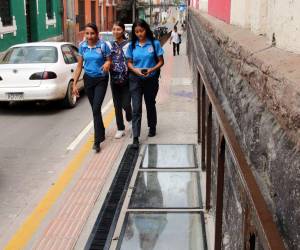 En este sitio se pueden ver las rocas de cantera tallada y parte del repello original de la edificación, elementos que estaban cubiertos por el relleno de la acera moderna.