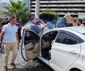 Joven queda atrapado tras colisión entre taxi y turismo en bulevar Centroamérica