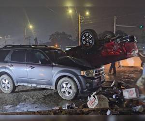 En la escena se podían apreciar varias cajas de cervezas destruidas, que eran llevadas por uno de los conductores involucrados en el accidente.