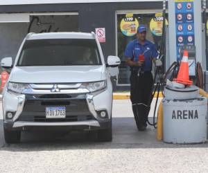 En 15 estaciones de servicio capitalinas de UNO los dispensadores fueron readecuados para ofrecer a todo público la gasolina superior de 97 octanos.