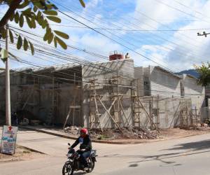 Vecinos rechazan construcción en zona residencial y educativa, argumentando impacto en valores familiares.