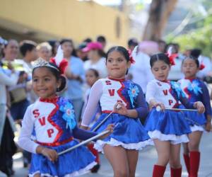 Las palillonas y pomponeras se ganaron los aplausos del público. Las festividades patrias comenzaron el 1 de septiembre con la izada de la bandera.