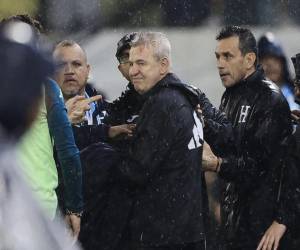 El entrenador del cuadro azteca salió afectado tras el final del partido.