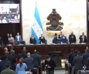 La sesión parlamentaria inició con dos horas y media de retraso, luego de que los diputados habían sido convocados a las 10 de la mañana.